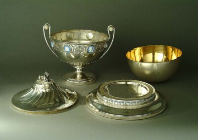 Prunkdeckelterrine aus Silber mit Wedgwood-Medaillons ca.1800 – Metallrestaurierung