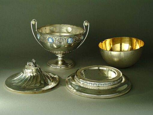 Prunkdeckelterrine aus Silber mit Wedgwood-Medaillons ca.1800 – Metallrestaurierung