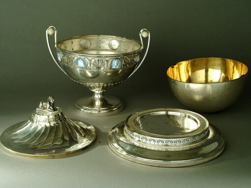 Prunkdeckelterrine aus Silber mit Wedgwood-Medaillons ca.1800