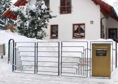 Tor aus Stahl und Messing