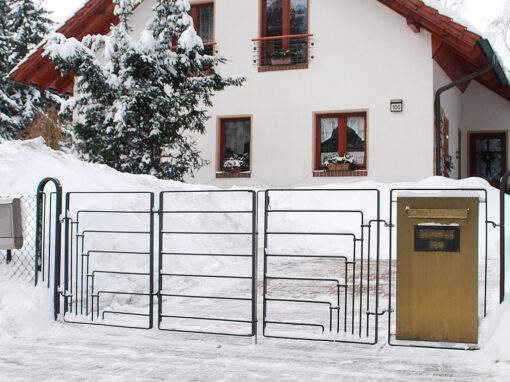 Tor aus Stahl und Messing